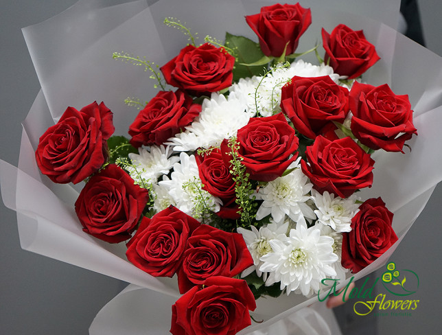 Букет из красных роз и белых хризантем Фото